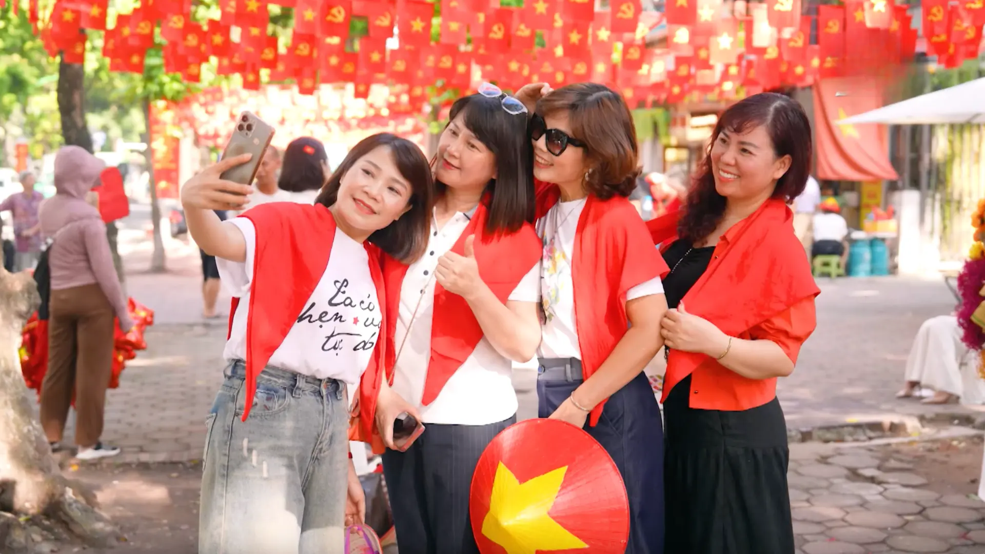 Đi giữa cờ hoa rực rỡ | Hà Nội đến để yêu | 30/08/2025